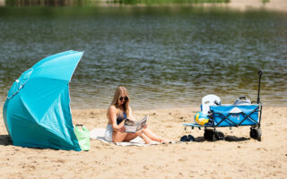 Namiot plażowy i wózek na plażę: duet, który skraca logistykę i zwiększa komfort dnia