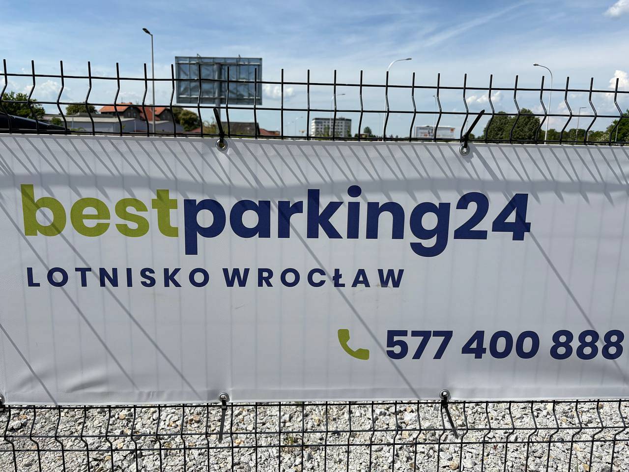 parking-przy-lotnisku-we-wroclawiu.jpg